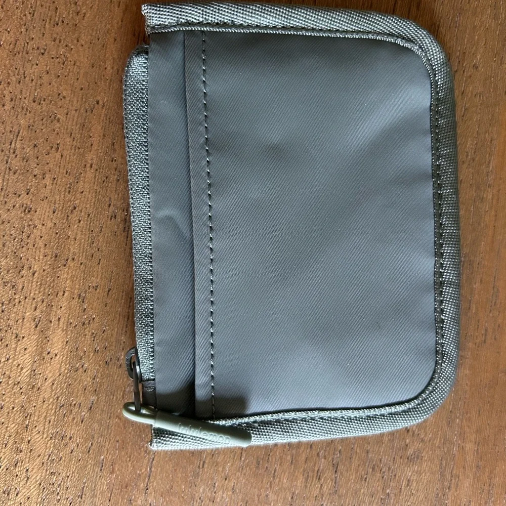 Lululemon True Identity Card Case Willow Leaf/Silver
